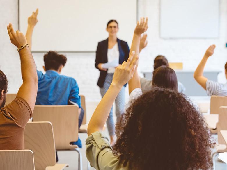 学生们在教室里举手